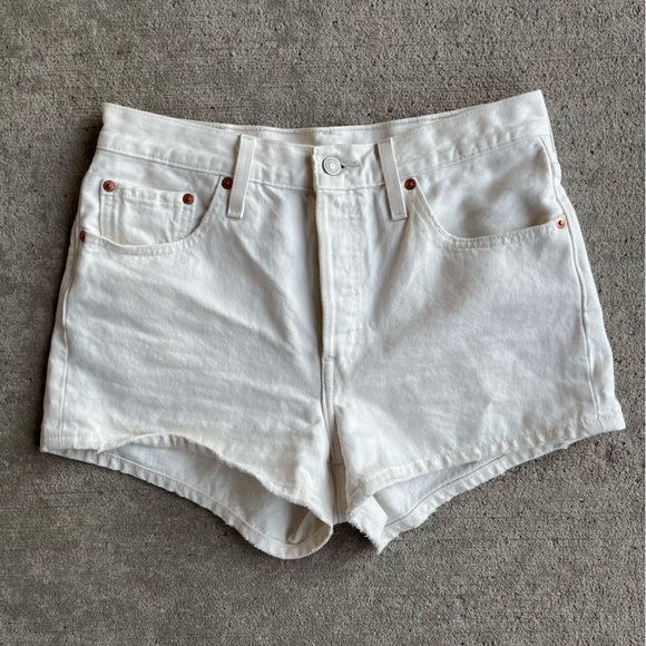 Levi’s mid rise denim jean shorts ivory NWOT - Picture 1 of 3